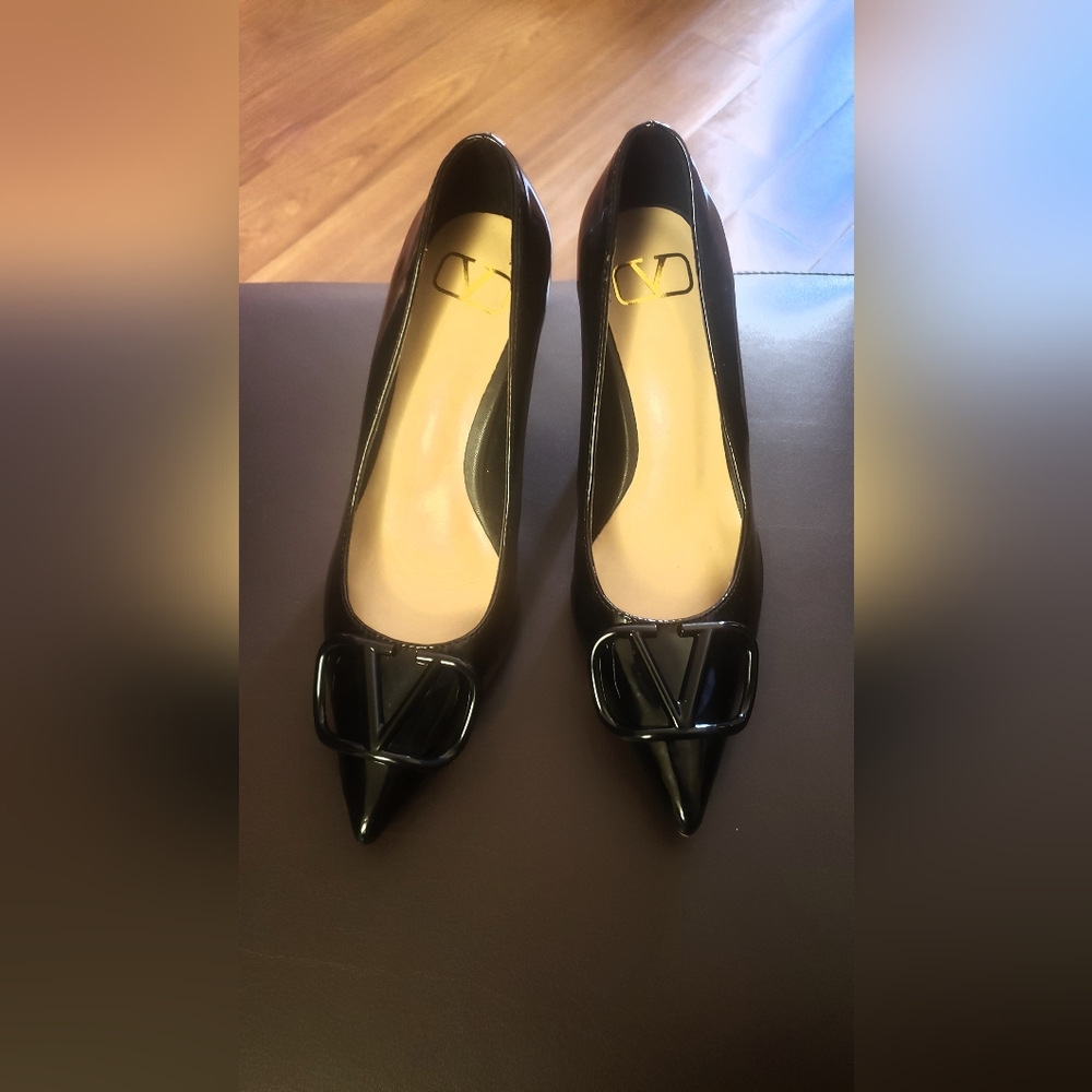 Valentino Garavani V Logo Signature Black Leather Pumps size 35